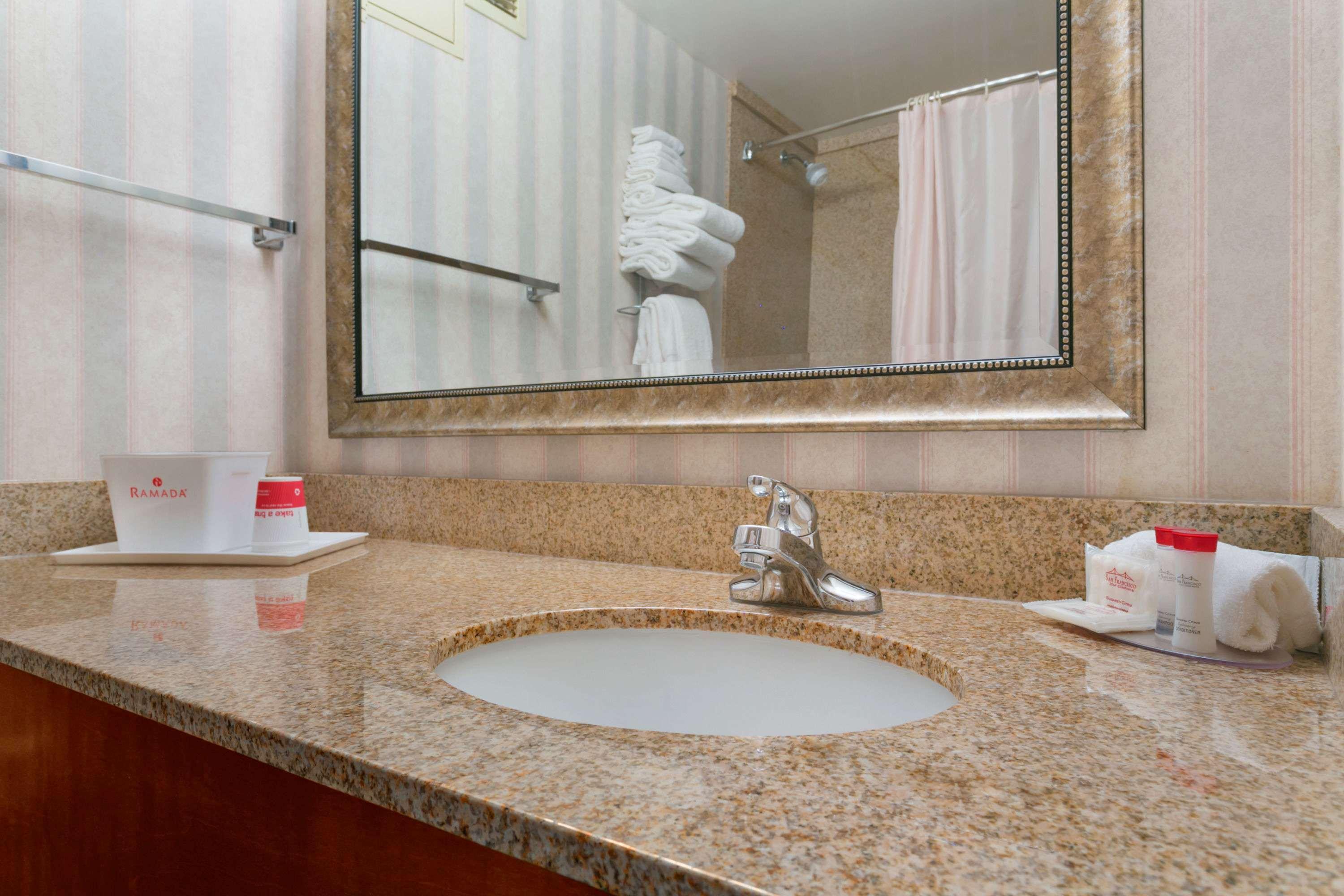 Ramada By Wyndham Bismarck Hotel Luaran gambar