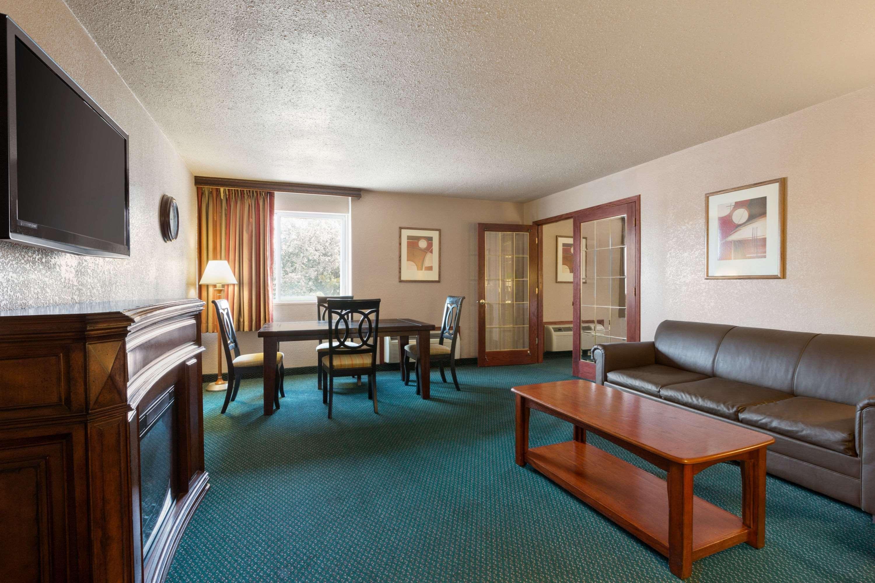 Ramada By Wyndham Bismarck Hotel Luaran gambar